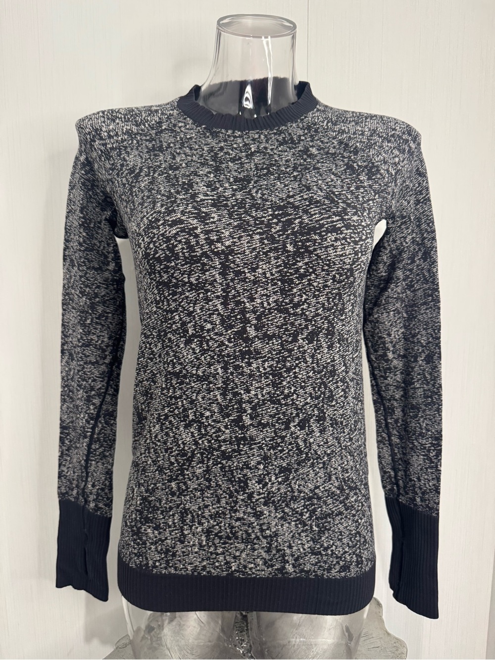 Lululemon Rest Less Crew Neck Pullover. Seamless with thumb holes. Size 4/6.